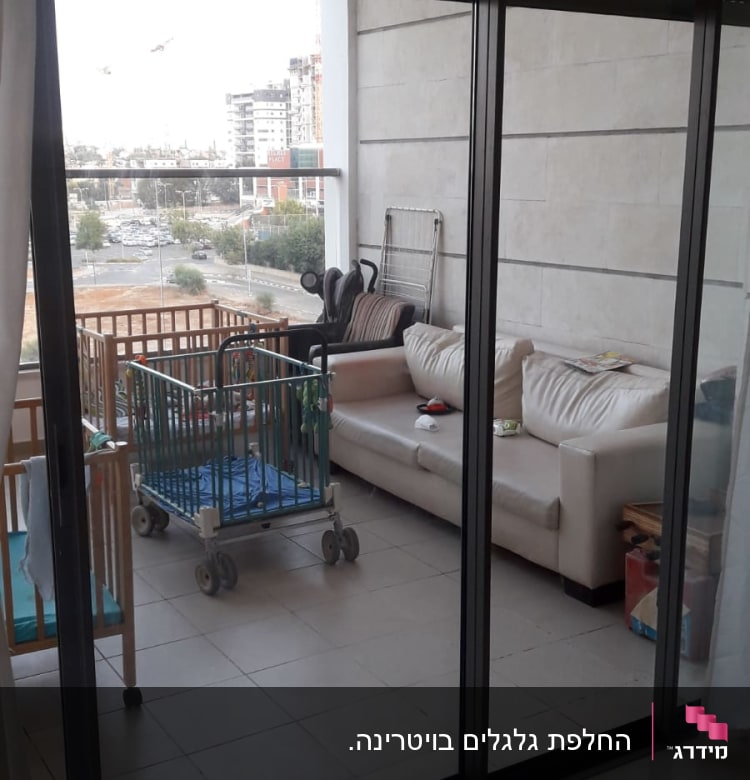 תריסים סגורים על חלון זכוכית במרפסת